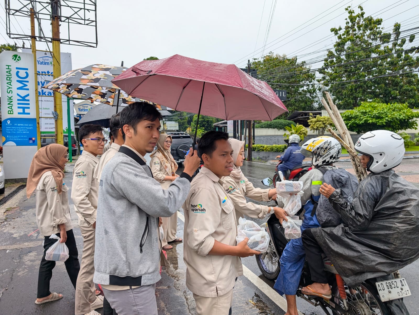 BPRS HIK MCI Gelar Program Berbagi Takjil Selama Ramadan di Halaman Kantor